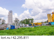 Россия, Тверская область, Кувшиновский район, город Кувшиново. Провинциальный город. Завод по производству асфальтобетона "LINTEC".Russia, Tver region, Kuvshinovsky district, Kuvshinovo city. A provincial town. The LINTEC asphalt concrete production plant. (2020 год). Редакционное фото, фотограф Мария / Фотобанк Лори