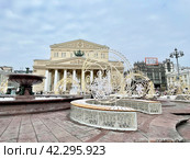 Площадь перед Большим театром, украшенная к Новогодним праздникам в Москве. Россия. Редакционное фото, фотограф Овчинникова Ирина / Фотобанк Лори