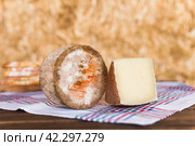 Whole head of ripe country cheese and slices on hay. Стоковое фото, фотограф Татьяна Яцевич / Фотобанк Лори