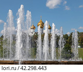 Город Ярославль, Россия. Вид на золотые купола Успенского кафедрального собора через струи цветомузыкального фонтана в парке на Стрелке (2023 год). Стоковое фото, фотограф Наталья Николаева / Фотобанк Лори