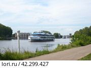 Теплоходы проходят шлюз № 4 на канале имени Москвы. Деденево, Дмитровский район, Россия. Редакционное фото, фотограф Елена Коромыслова / Фотобанк Лори