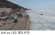 Listvyanka village, a popular tourist destination on the shores of Lake Baikal. Tourists walk on the spring ice, a hovercraft transports travelers. (2024 год). Стоковое видео, видеограф Виктория Тельминова / Фотобанк Лори
