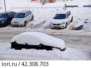 Автомобиль под слоем снега. Город Тюмень (2024 год). Редакционное фото, фотограф Александр Тараканов / Фотобанк Лори