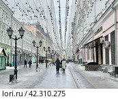 Улица Рождественка в Москве в феврале в облачный день. Редакционное фото, фотограф Овчинникова Ирина / Фотобанк Лори