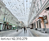 Улица Рождественка в Москве в феврале в облачный день. Редакционное фото, фотограф Овчинникова Ирина / Фотобанк Лори