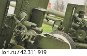 Close-up of the controls of the 76-mm ZIS-3 howitzer cannon. The most massive Soviet cannon from the Second World War. Стоковое видео, видеограф Воловодов Владимир / Фотобанк Лори