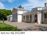 Старинное здание "Верхние (Николаевские) ванны" солнечным  июньским днем. Ессентуки (2023 год). Редакционное фото, фотограф Виктор Карасев / Фотобанк Лори