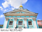 Церковь Троицы Живоначальной в Серебряниках, лучезарная дельта, Серебрянический переулок,  Москва (2023 год). Стоковое фото, фотограф Baturina Yuliya / Фотобанк Лори