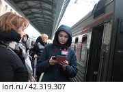 Пассажиры садятся в скоростной поезд. Московский вокзал Санкт-Петербург (2023 год). Редакционное фото, фотограф Дмитрий Неумоин / Фотобанк Лори