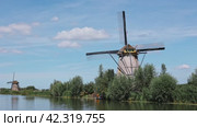 Windmills along waterside in Kinderdijk, South Holland, municipality of Molenlanden, Netherlands. Стоковое видео, видеограф Яков Филимонов / Фотобанк Лори