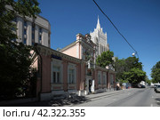 Москва дом на улице Денежный переулок 13 с видом на здание МИД (2019 год). Редакционное фото, фотограф Дмитрий Неумоин / Фотобанк Лори