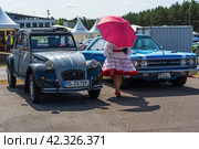 LINTHE, GERMANY - MAY 27, 2023: The mid-size car Plymouth Belvedere GTX and the economy car Citroen 2CV. Die Oldtimer Show 2023. Редакционное фото, фотограф Sergey Kohl / Фотобанк Лори