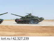 Основной боевой танк Т-90А в движении,  демонстрация ходовых качеств. Волгоградская область, Средняя Ахтуба, Россия. (2021 год). Редакционное фото, фотограф Андрей Цыганков / Фотобанк Лори