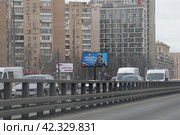 Герой СВО гвардии капитан Андрей Маркелов на банере в Москве (2024 год). Редакционное фото, фотограф Дмитрий Неумоин / Фотобанк Лори