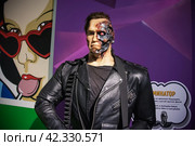 Фигура Терминатор в черной кожаной косухе в музее киногероев Movie Art - Санкт-Петербург, Россия, Февраль 2024. Редакционное фото, фотограф Мария L. / Фотобанк Лори