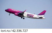 Airplane belonging to Wizz Air Company taking off against clear sky (2023 год). Редакционное фото, фотограф Яков Филимонов / Фотобанк Лори