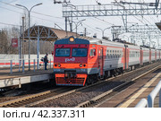 Пригородный электропоезд ЭТ2М-119 прибыл на станцию Славянка мартовским днем. Редакционное фото, фотограф Виктор Карасев / Фотобанк Лори