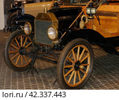 Автомобиль Ford T, 1908 г., 4 цилиндра, 22.5 л/с.; 70 км/ч. С 1908 по 1927 год выпущено свыше 15 миллионов. Легенда автомобилестроения. Первый автомобиль, выпускавшийся миллионными сериями. Музей автомобильной техники. Верхняя Пышма, Россия (2022 год). Редакционное фото, фотограф Сергей Елизарьев / Фотобанк Лори