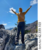 Турист на вершине горы с поднятыми вверх руками.Hiker on the top of a mountain. Стоковое фото, фотограф Галина Беляева / Фотобанк Лори