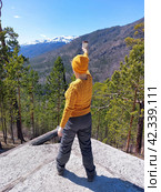Женщина с кофе на фоне гор.Отдых в горах.Enjoy the view,posing model.На вершине.Пеший туризм. Стоковое фото, фотограф Галина Беляева / Фотобанк Лори