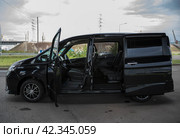 KRASNOYARSK, RUSSIA - July 17, 2023: Black Nissan Serena. Редакционное фото, фотограф Плотников Дмитрий / Фотобанк Лори
