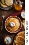 Pancakes with sour cream.Масленица.Оладьи,блинчики со сметаной,вид сверху. Стоковое AI-изображение, AI-художник Галина Беляева / Фотобанк Лори
