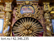 UGLICH, RUSSIA - AUGUST 18, 2023. Medieval carved ornaments and a painting with Christ and the Apostles above the altar in the Church of Dimitri Tsarevich on Blood. Редакционное фото, фотограф Сергей Фролов / Фотобанк Лори