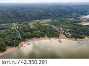 Южный Урал, Павловское водохранилище. Базы отдыха на берегу водохранилища. Вид с воздуха. The Southern Urals, the Pavlovsky reservoir. Recreation centers on the shore of the reservoir. Aerial view. (2023 год). Стоковое фото, фотограф Евгений Романов / Фотобанк Лори