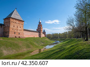 Солнечный апрельский день у старинного Детинца (Кремля) Великого Новгорода (2023 год). Стоковое фото, фотограф Виктор Карасев / Фотобанк Лори