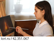 Художница пишет картину. Стоковое фото, фотограф Вероника Павлова / Фотобанк Лори