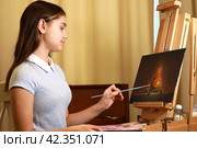 Художница пишет картину. Стоковое фото, фотограф Вероника Павлова / Фотобанк Лори