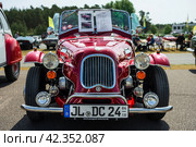 LINTHE, GERMANY - MAY 27, 2023: The kit car based on Citroen 2CV, replica Morgen Plus 4, 1978. Die Oldtimer Show 2023. Редакционное фото, фотограф Sergey Kohl / Фотобанк Лори