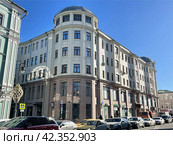 Москва, улица Сретенка, дом 26 на фоне синего неба. Дом Санкт-Петербургского общества страхования с кинотеатром «Одеон», 1912—1914 годы. Редакционное фото, фотограф Овчинникова Ирина / Фотобанк Лори