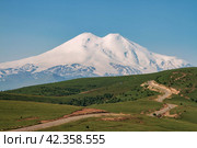 Вид на Эльбрус со стороны Кисловодска, дорога Джипы-Су. Редакционное фото, фотограф Елена Букия / Фотобанк Лори