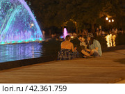 06/07/2020 - Москва, Россия, Молодежь отдыхает у фонтана в Парке Горького. Редакционное фото, фотограф YuryKara / Фотобанк Лори