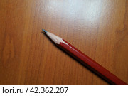 Простой карандаш лежит на столе. Стоковое фото, фотограф YuryKara / Фотобанк Лори