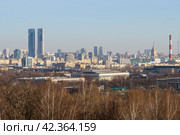 Городской пейзаж. Вид на городские кварталы. Жилые, промышленные и административные здания. Среди домов возвышаются небоскрёбы. Москва, Россия. (2023 год). Стоковое фото, фотограф Андрей Степанов / Фотобанк Лори