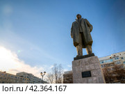 Памятник Владимиру Ленину, Магадан, Россия. Текст на постаменте: Владимир Ильич Ленин - основатель первого в мире государства рабочих и крестьян - СССР (Советский Союз). Редакционное фото, фотограф Андрей Степанов / Фотобанк Лори