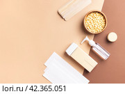 Top view of depilation tools on beige background. Стоковое фото, фотограф Юлия Трикашная / Фотобанк Лори