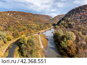 Южный Урал, река Зилим в горном ущелье. Вид с воздуха. The Southern Urals, the Zilim River in a mountain gorge. Aerial view. Стоковое фото, фотограф Евгений Романов / Фотобанк Лори