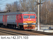 Головной вагон пригородного электропоезда ЭТ2М-123 солнечным мартовским днем. Станция  Славянка, Октябрьская железная дорога (2024 год). Редакционное фото, фотограф Виктор Карасев / Фотобанк Лори