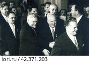 Президент Югославии Иосип Броз Тито, Н.С. Хрущев, Н.А. Булганин, А.И. Микоян, А.А. Громыко и Д.Т. Шепилов во время визита в Югославию. Белград, май 1955 года. Редакционное фото, фотограф Сергей Елизарьев / Фотобанк Лори