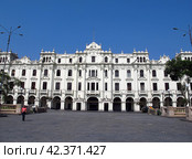 Lima, Peru - 30 Apr 2011: The vintage palace on Plaza de Armas, Plaza Mayor, Lima city, Peru, South America. Редакционное фото, фотограф Сергей Стрелков / Фотобанк Лори