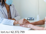 Doctor supporting sick patient. Announcing bad diagnose to coronavirus sufferer. Стоковое фото, фотограф Natalia Gdovskaia / Фотобанк Лори
