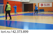 Sremska Mitrovica, Serbia 03.12.22: Children athletic competitions between school students. Strong boys and girls run, jump and play sports. Gym. Kids run cross-country in a crowd. Healthy lifestyle. (2022 год). Редакционное видео, видеограф Юлия Петровская / Фотобанк Лори