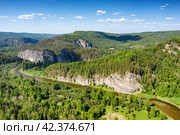 Южный Урал, река Зилим и скала Кузьганак. Вид с высоты птичьего полета. Southern Urals, the Zilim River and the Kuzganak Rock. Aerial view. (2023 год). Редакционное фото, фотограф Евгений Романов / Фотобанк Лори