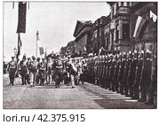 Обход итальянским королем почетного караула у Царской пристани. Прибытие итальянского короля Виктора-Эммануила III в Петербург 1 июля 1902 года. Иллюстрация из журнала "Московский листок" 1902 года. Стоковая иллюстрация, иллюстратор Макаров Алексей / Фотобанк Лори