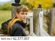 Портрет симпатичной девочки подростка с удивлением смотрящей в кадр. Стоковое фото, фотограф Иванов Алексей / Фотобанк Лори