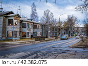 Улица среди старых ветхих домов (улица Героя Давыдова, Нижний Новгород) (2023 год). Редакционное фото, фотограф Илья Старков / Фотобанк Лори