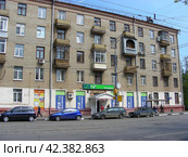 Пятиэтажный четырёхподъездный кирпичный жилой дом серии I-410(САКБ). Построен в 1958 году. Магазин "Fix Price". Первомайская улица, 121. Район Восточное Измайлово. Москва (2012 год). Редакционное фото, фотограф lana1501 / Фотобанк Лори